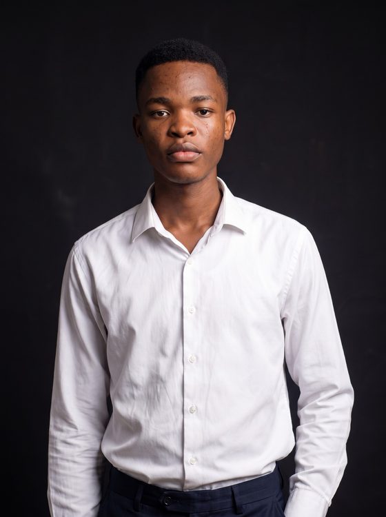 Portrait d'Emma-Alk DOHOU, expert en automatisation et agents IA, fondateur du studio AXIOFORGE à Cotonou